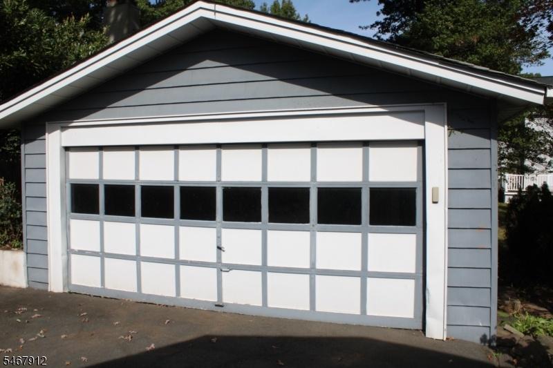 Garage w/remote opener