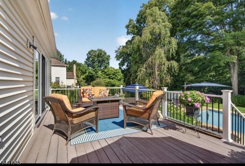 ENTERTAINING DECK