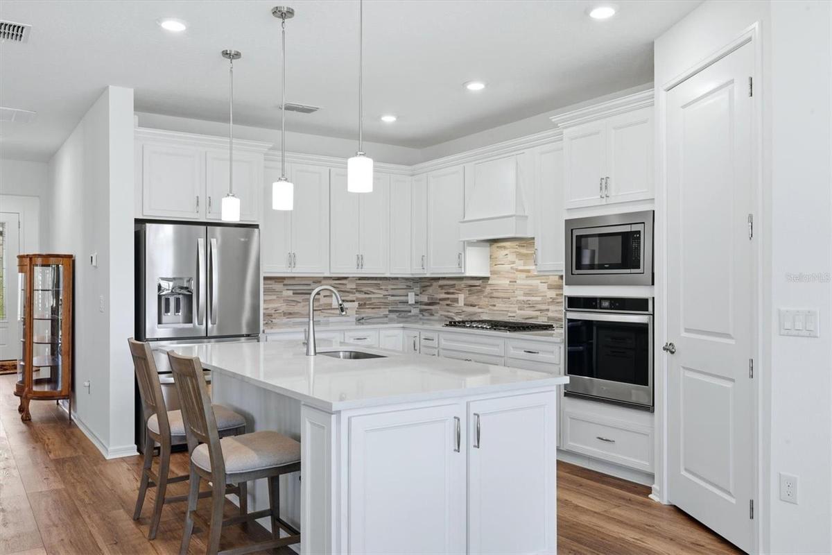 Gorgeous high-end kitchen!