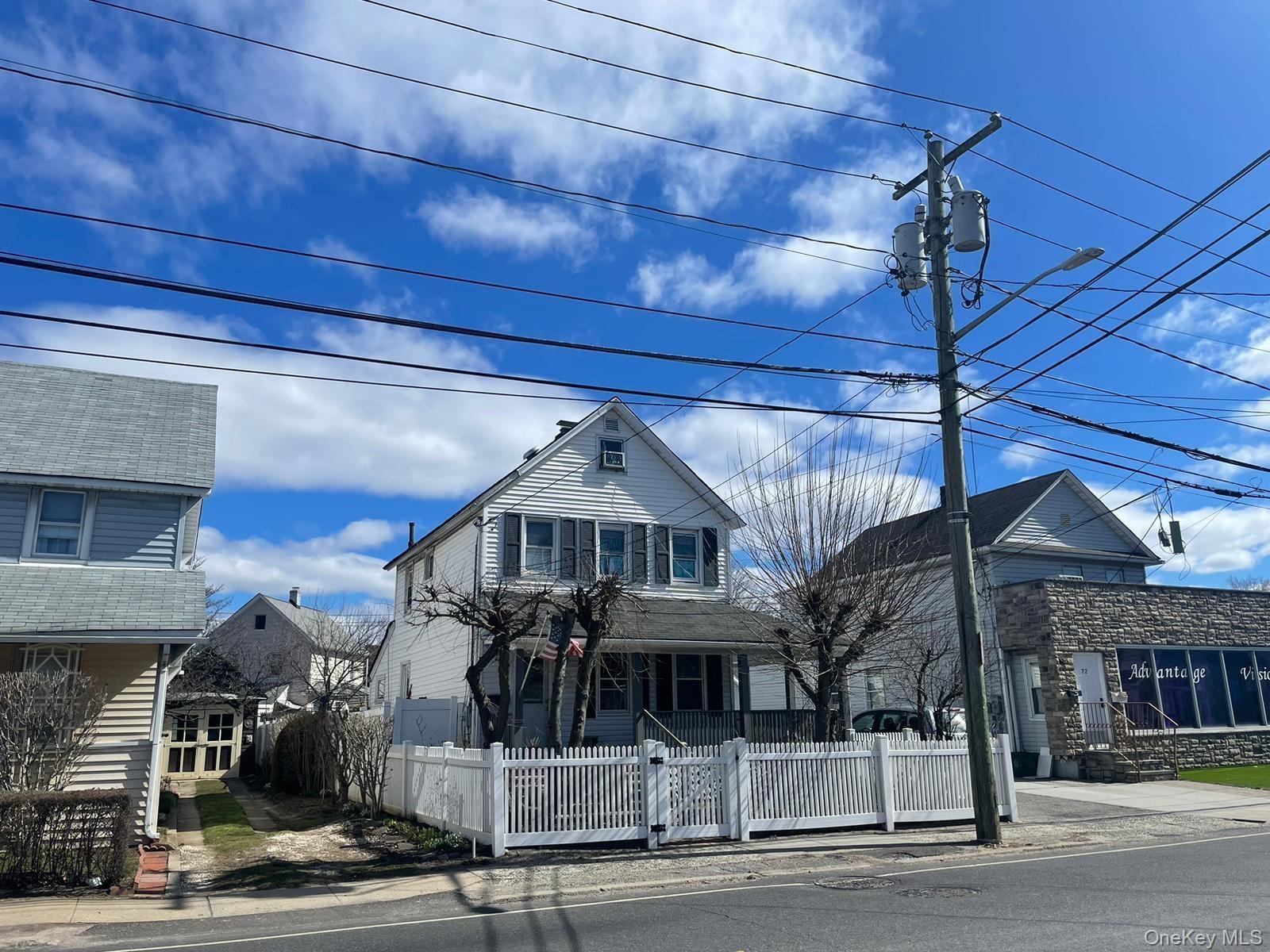 View of front facade featuring a fenced front yard