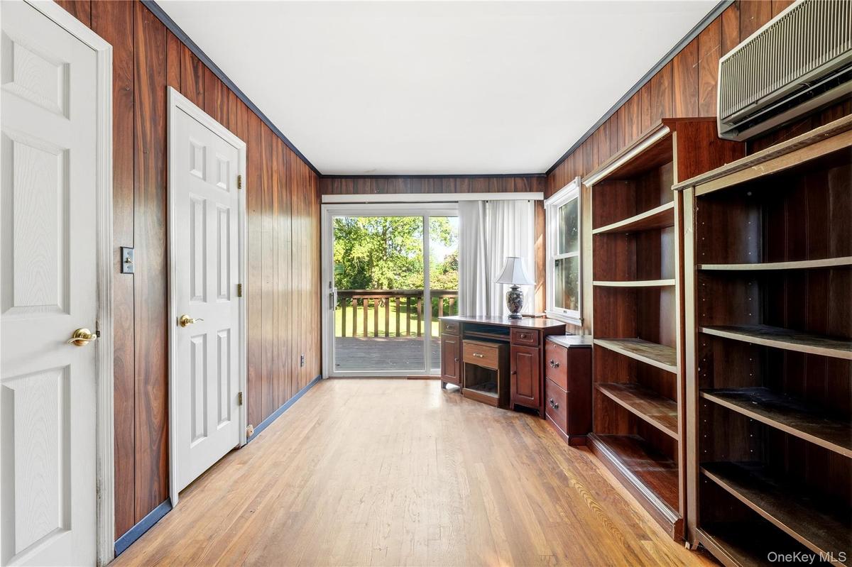 Primary Ensuite Sitting Area, Playroom or library. With proper permits could be a 4th bedroom.