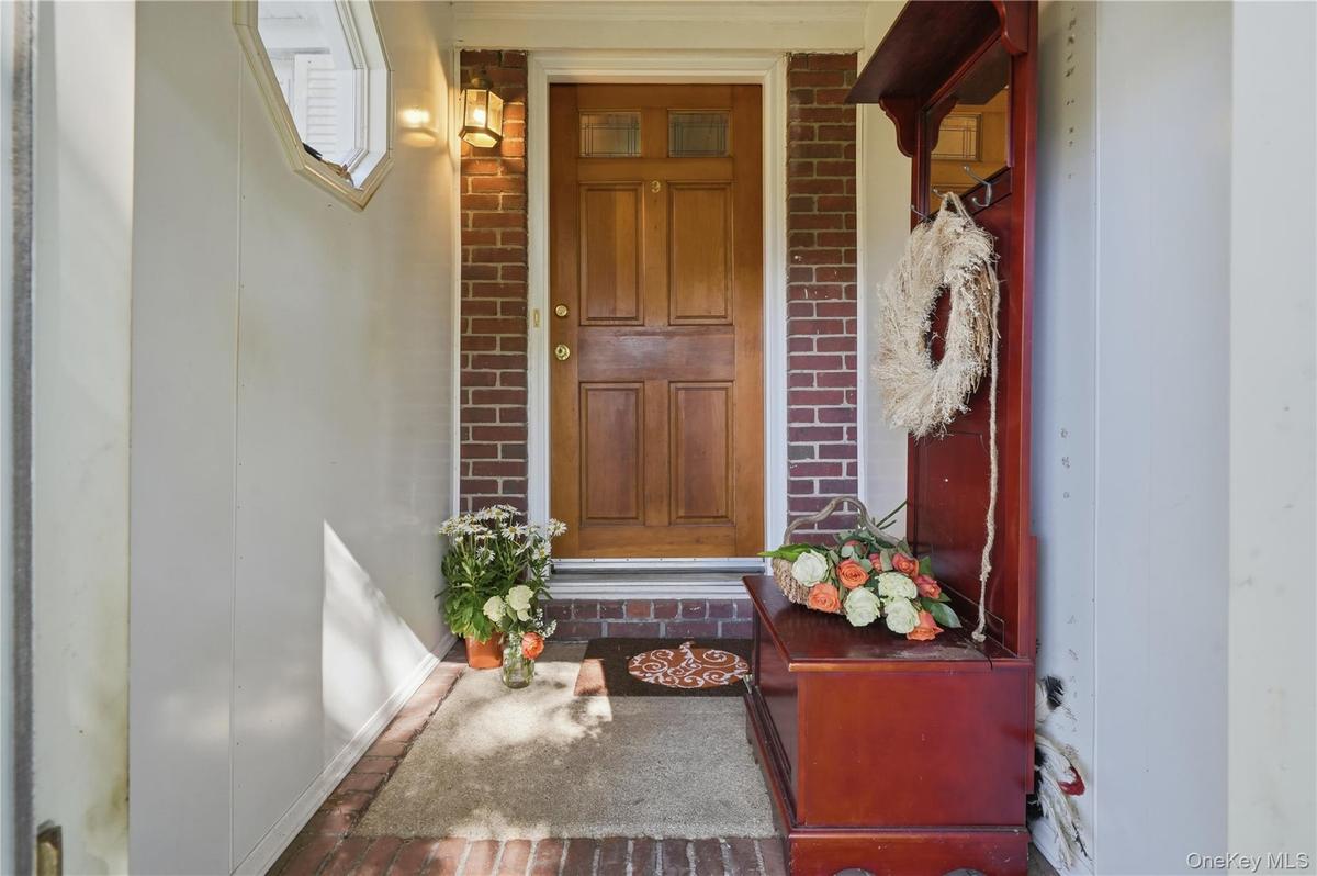 Inviting Quaint Entry