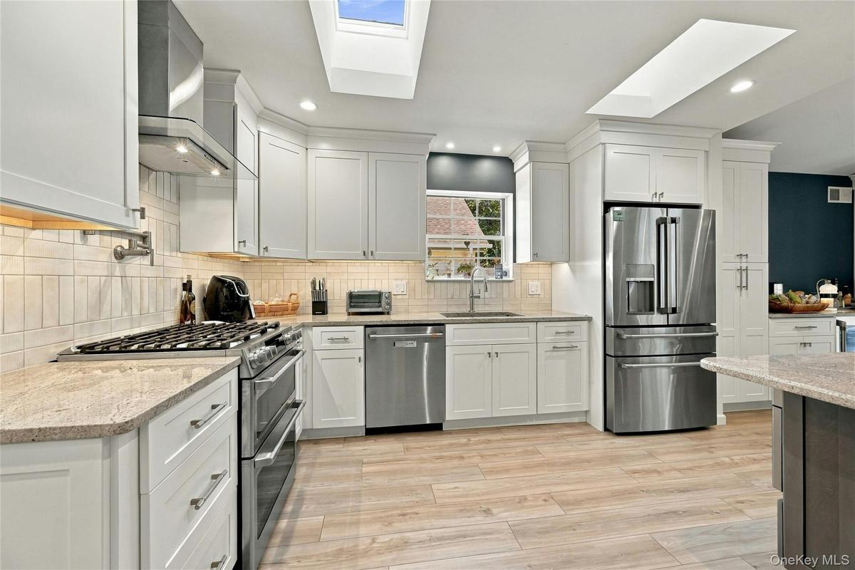 Kitchen with Stainless Steel Appliances, 11 x 13 sq ft with peninsula and undercounter microwave