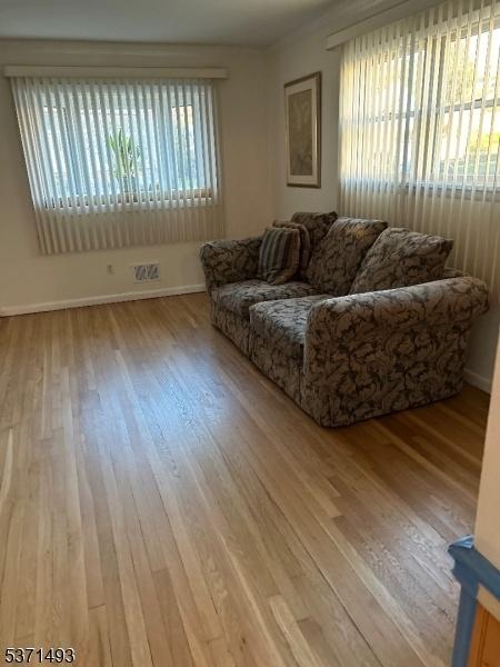 Living room w/hardwood floor