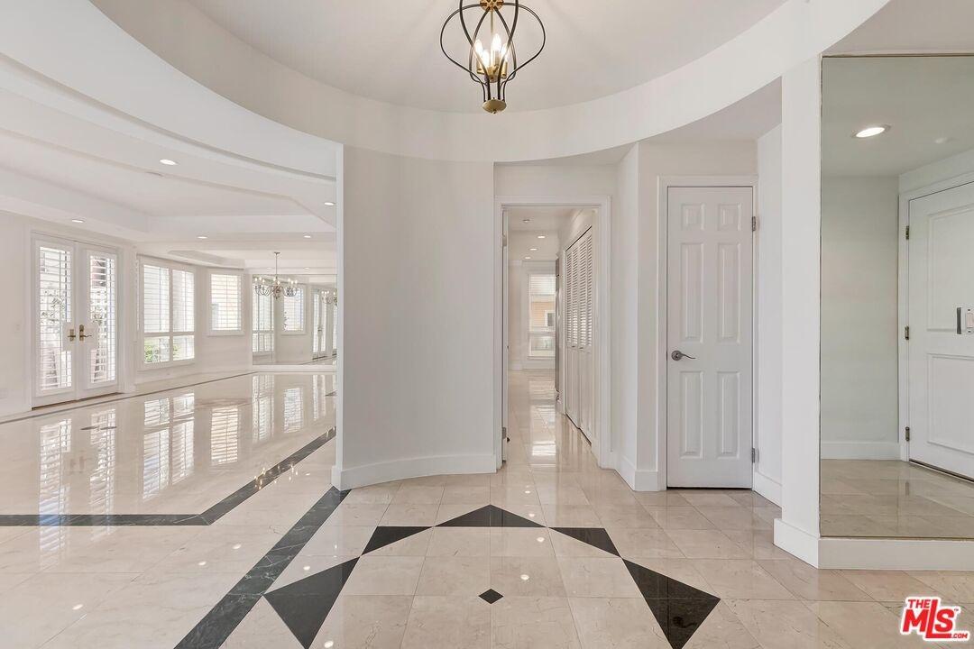 Elegant Rotunda Entry Foyer