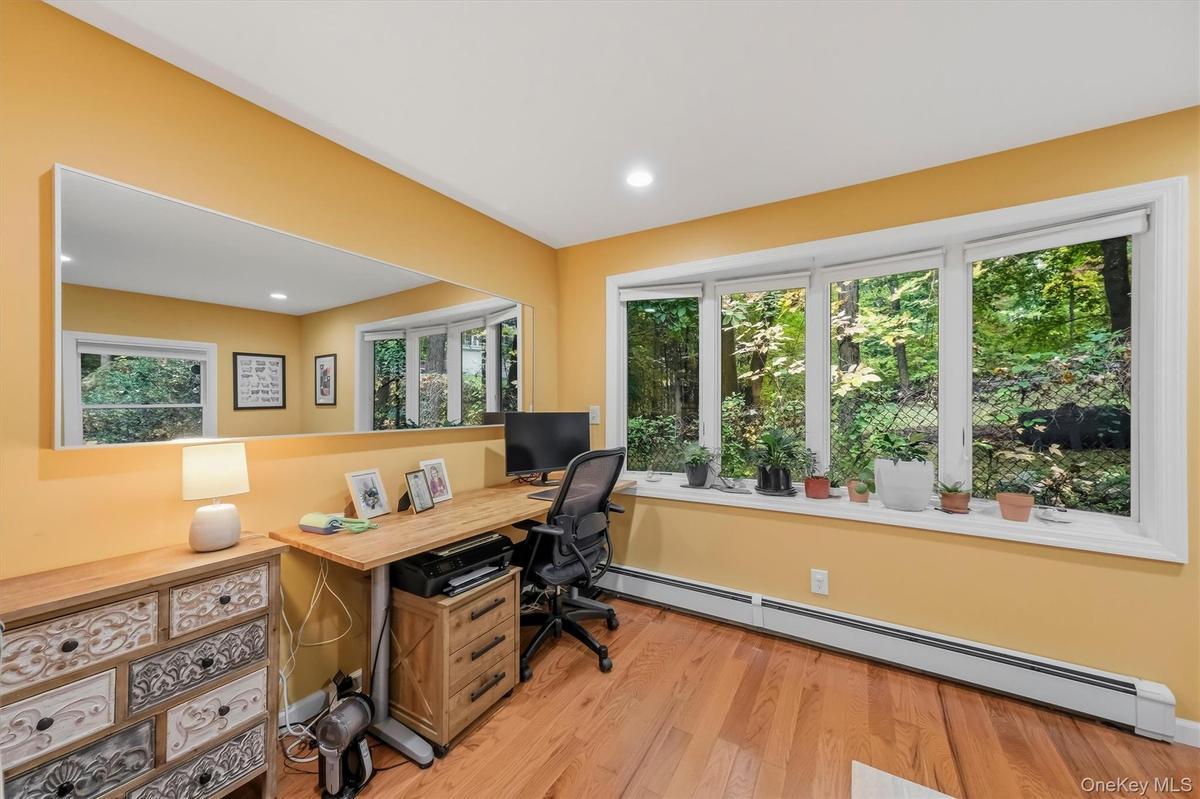 Excellent work environment for a home office.