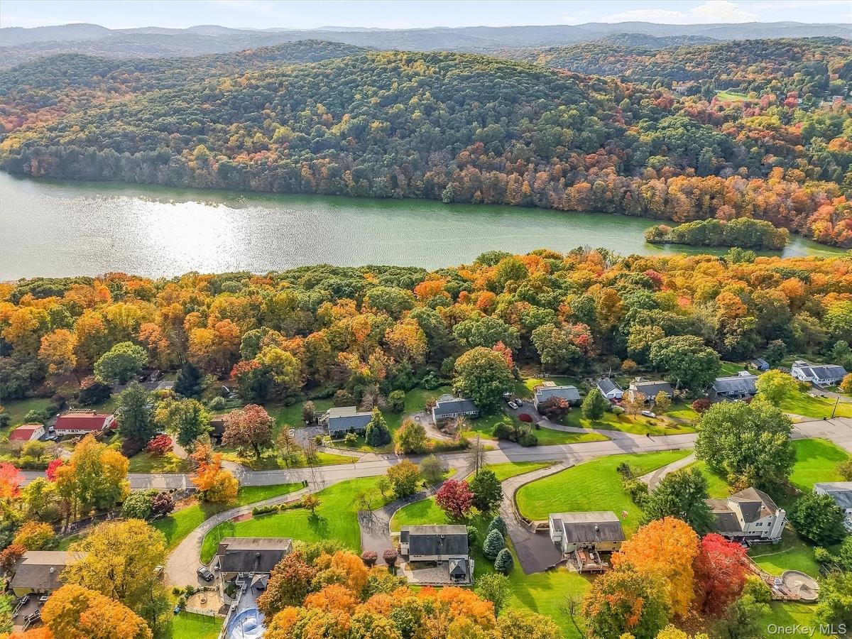 Gorgeous mountain, beautiful sunsets and seasonal reservoir views are promised!