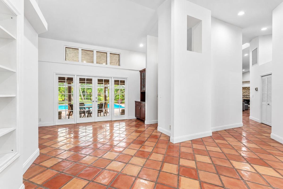 Dining Room/ French Doors to pool.