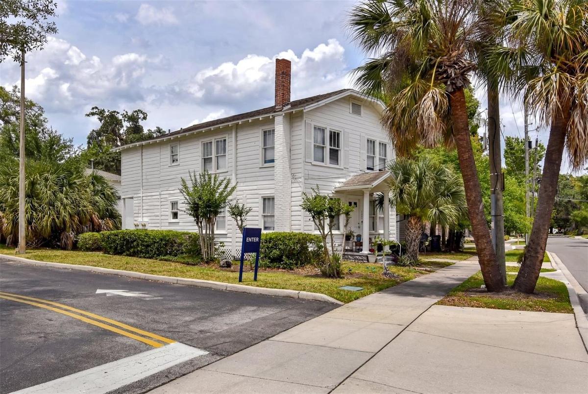 117 Annie St, 1930 two-story, two 2BR/2BA flats