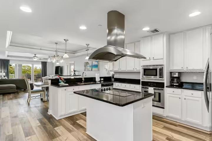 Gorgeous kitchen and very open