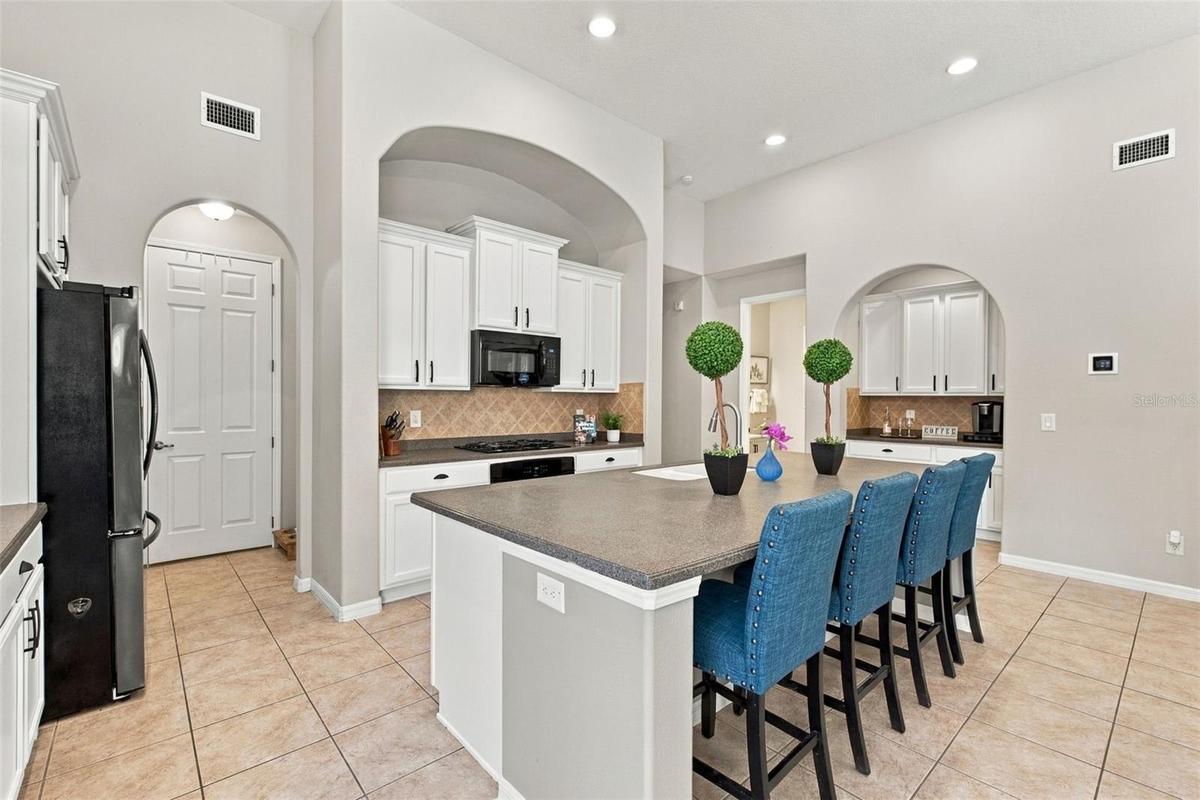 Kitchen-Expansive Island With Seating/Stainless Steel Appliances