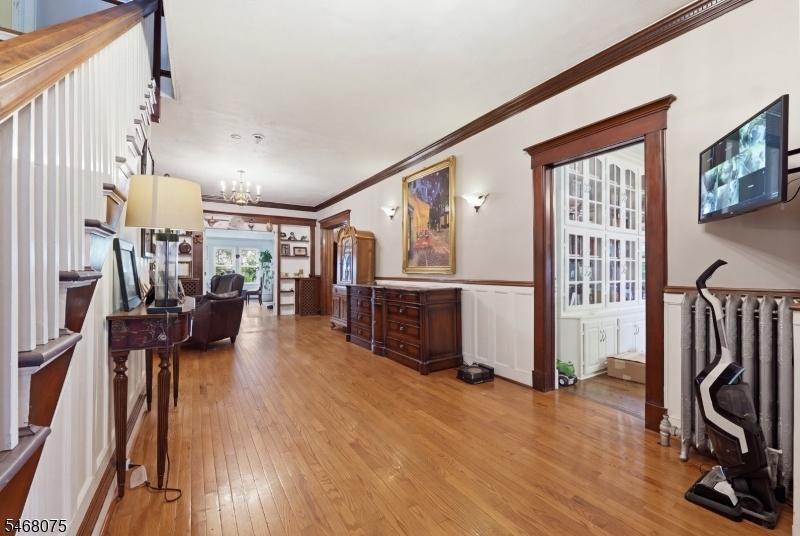 210 Leonia Ave