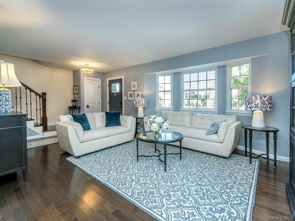 Large bay windows to provide ample sunlight
