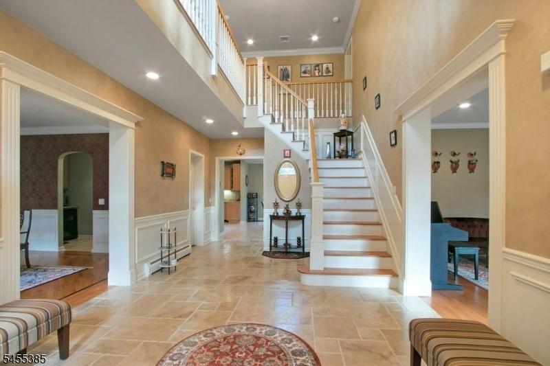 Large and Bright 2-Story Entry