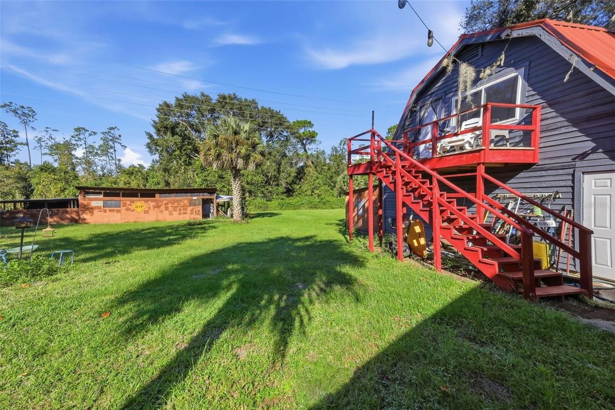 DETACHED GARAGE W/LIVING QUARTERS UP TOP