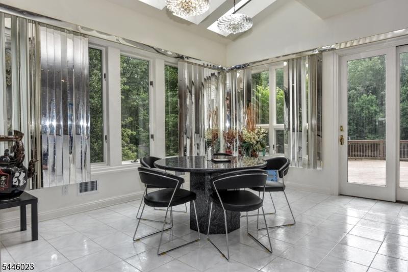BRITE BRKFST RM -  5 SKYLIGHTS