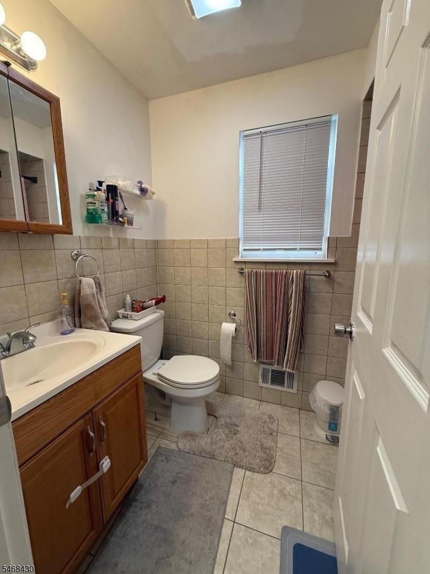 1st floor master bathroom