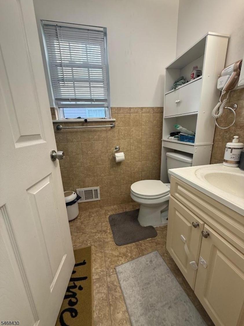 1st floor common bathroom