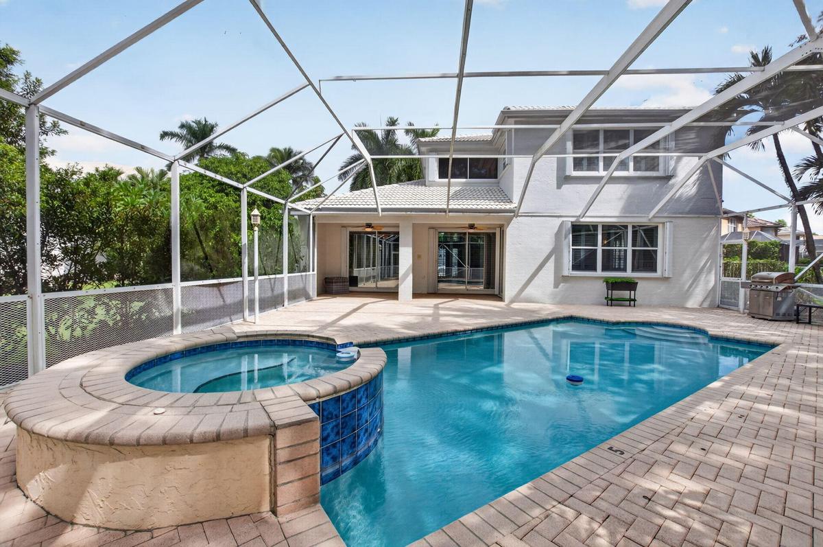 LARGE SCREENED AREA