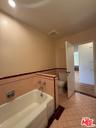 Full-Size Bath [Between Bedroo