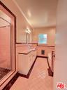 Full-Size Bath [Between Bedroo