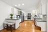 Kitchen w/breakfast bar
