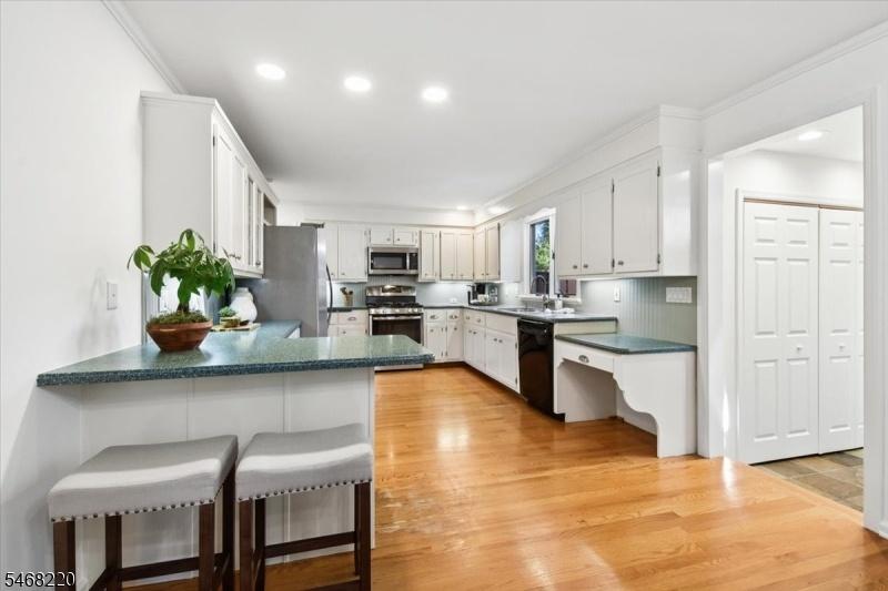 Kitchen breakfast bar