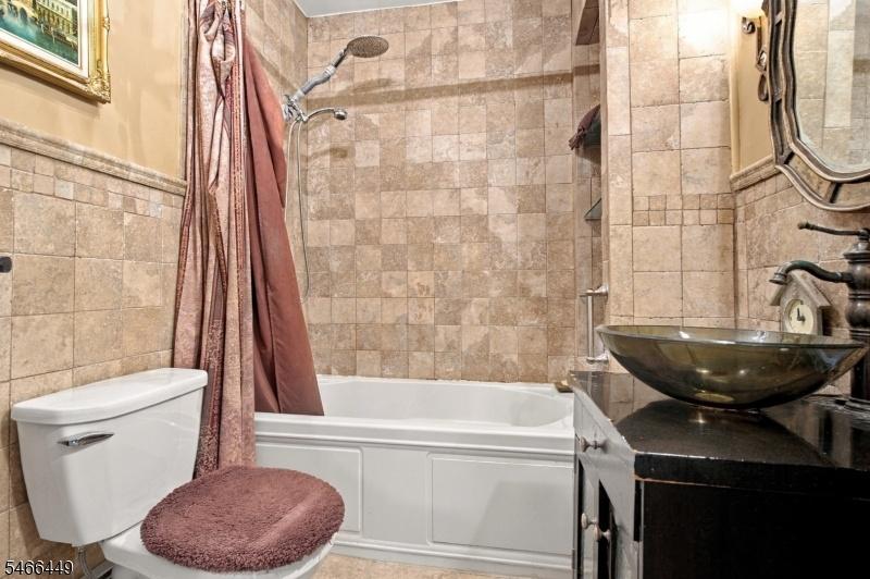 2nd Floor Full Bathroom