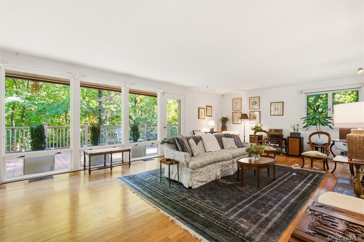 Spacious Bright Living Room W/ Wood Burning Fireplace