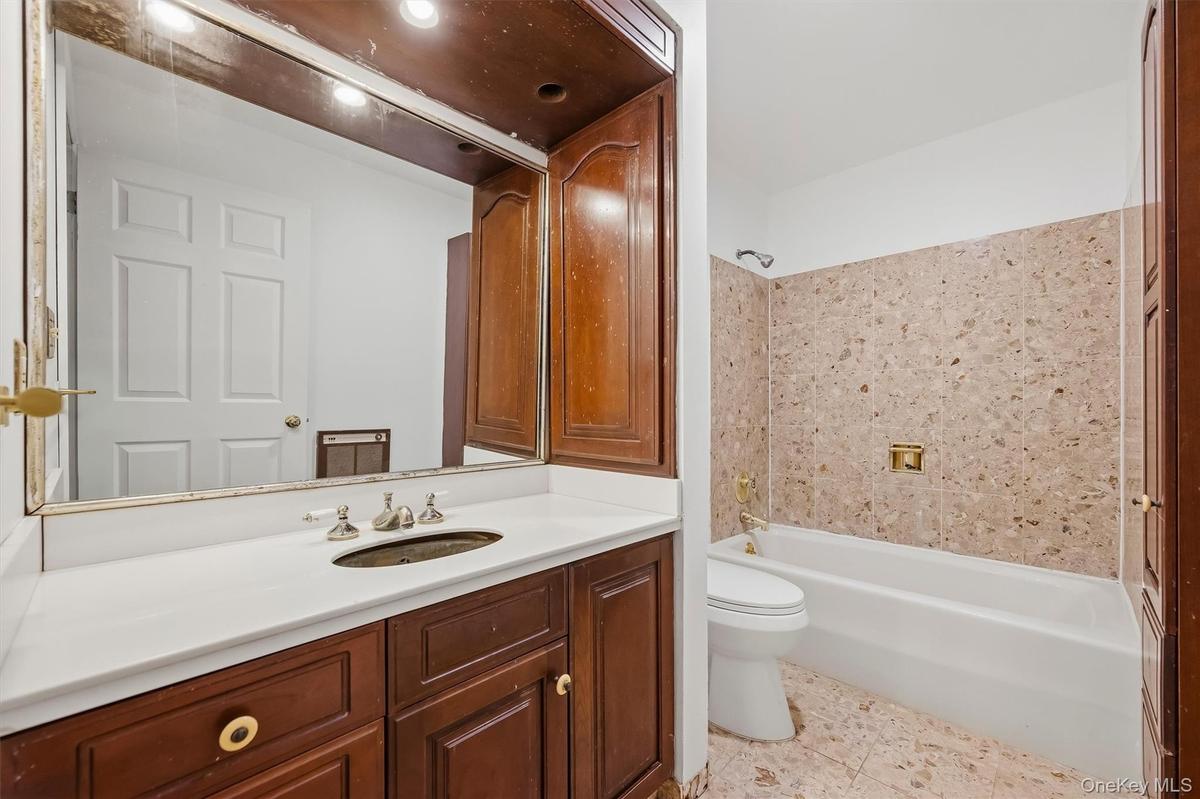 Full Bathroom in Main Barn Lounge