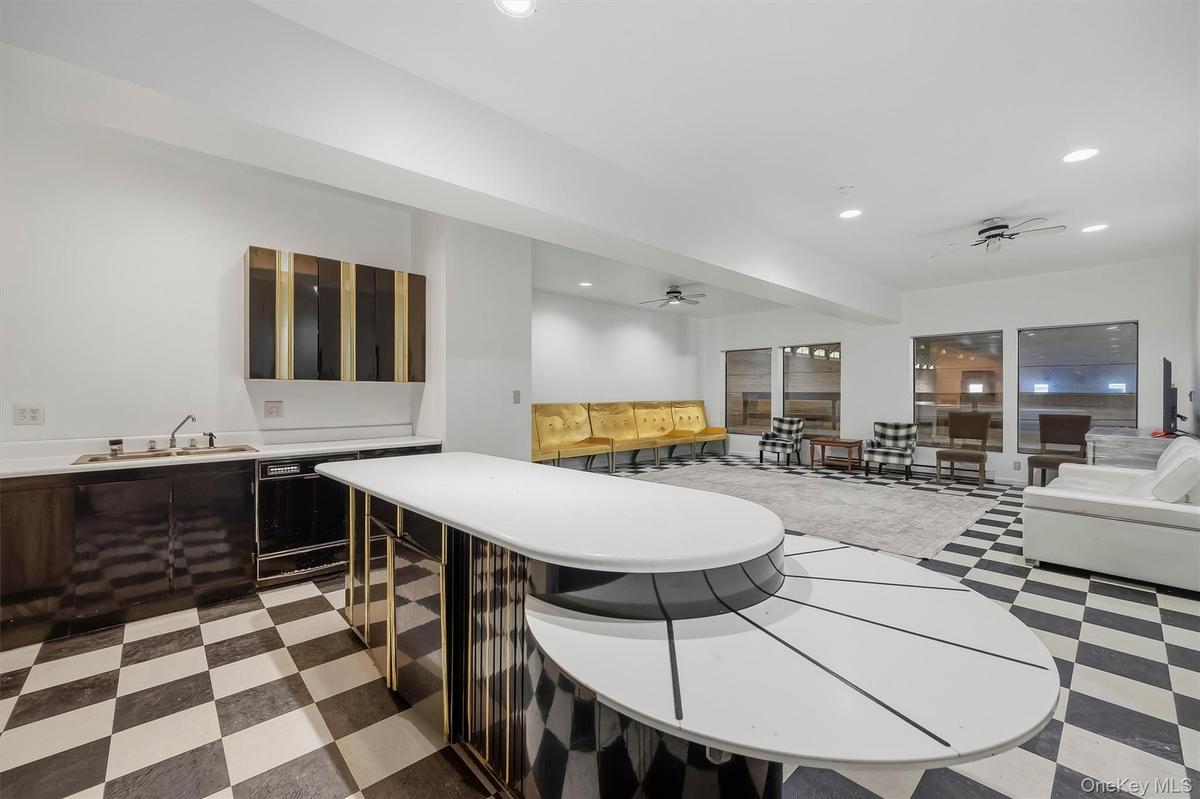 Main Barn Lounge – Full Kitchen, Full Bath & Indoor Arena Viewing Room