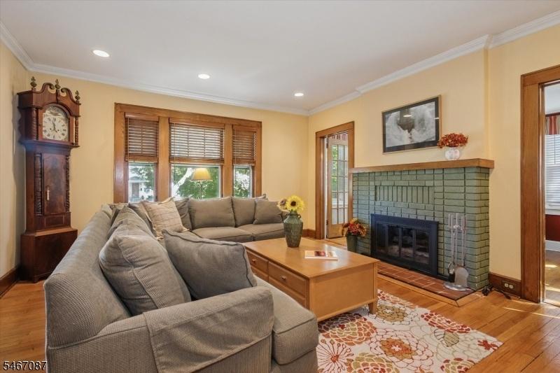 Living room w/fireplace