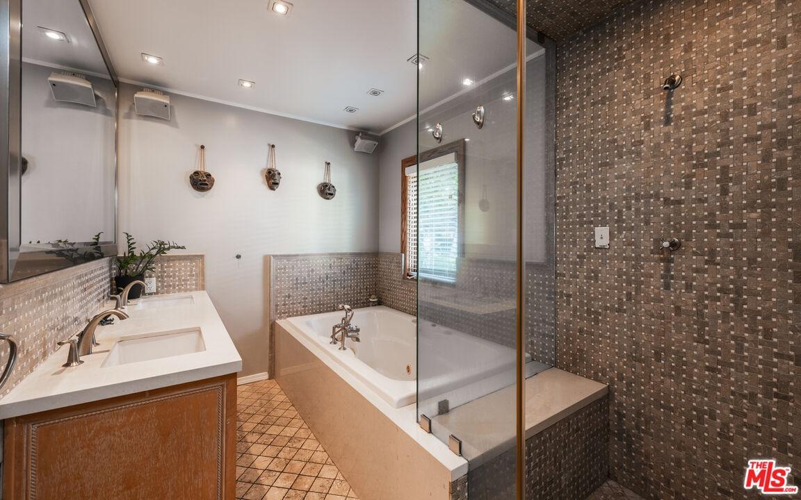 Main house — bathroom with bat