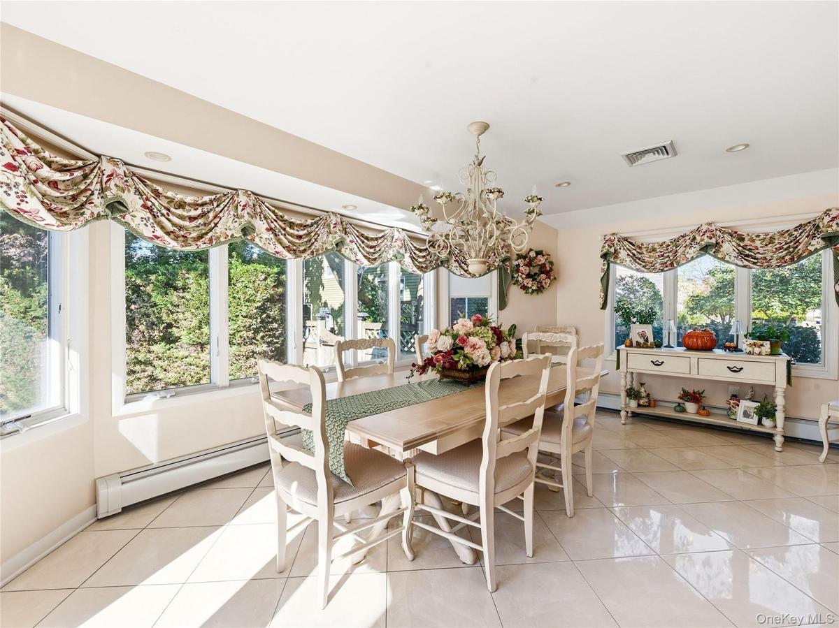 Eat-in Kitchen