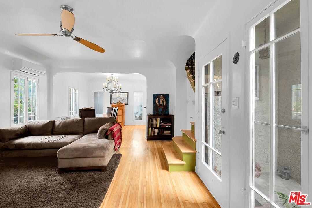 Living Rm, original French doo