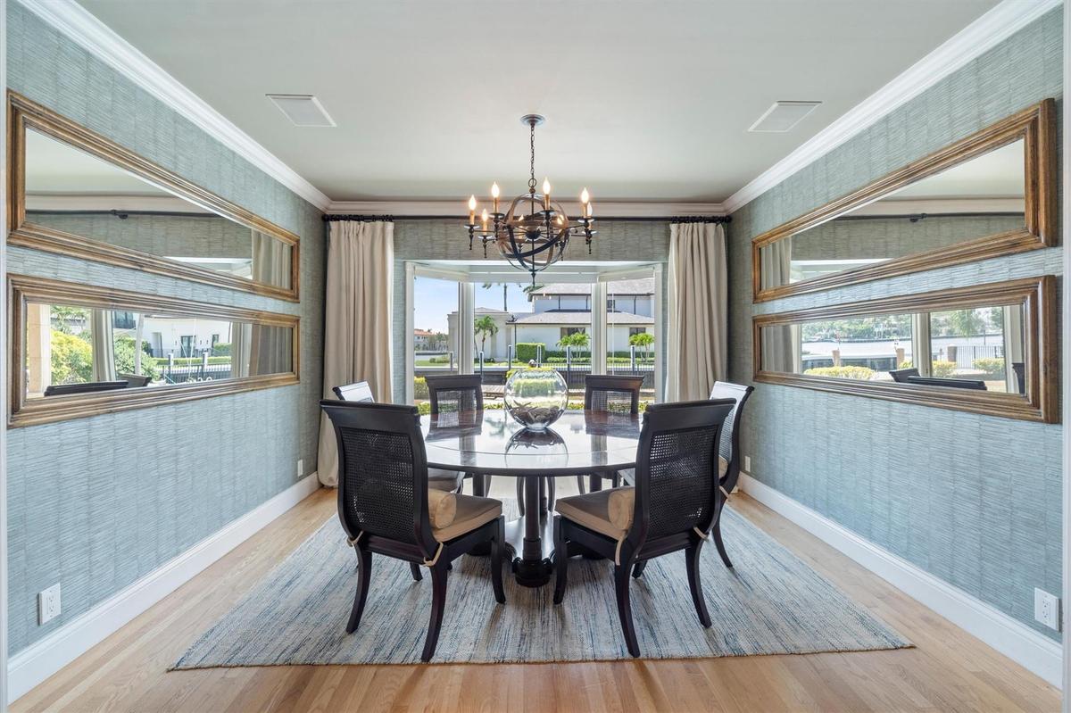 dining room with round table