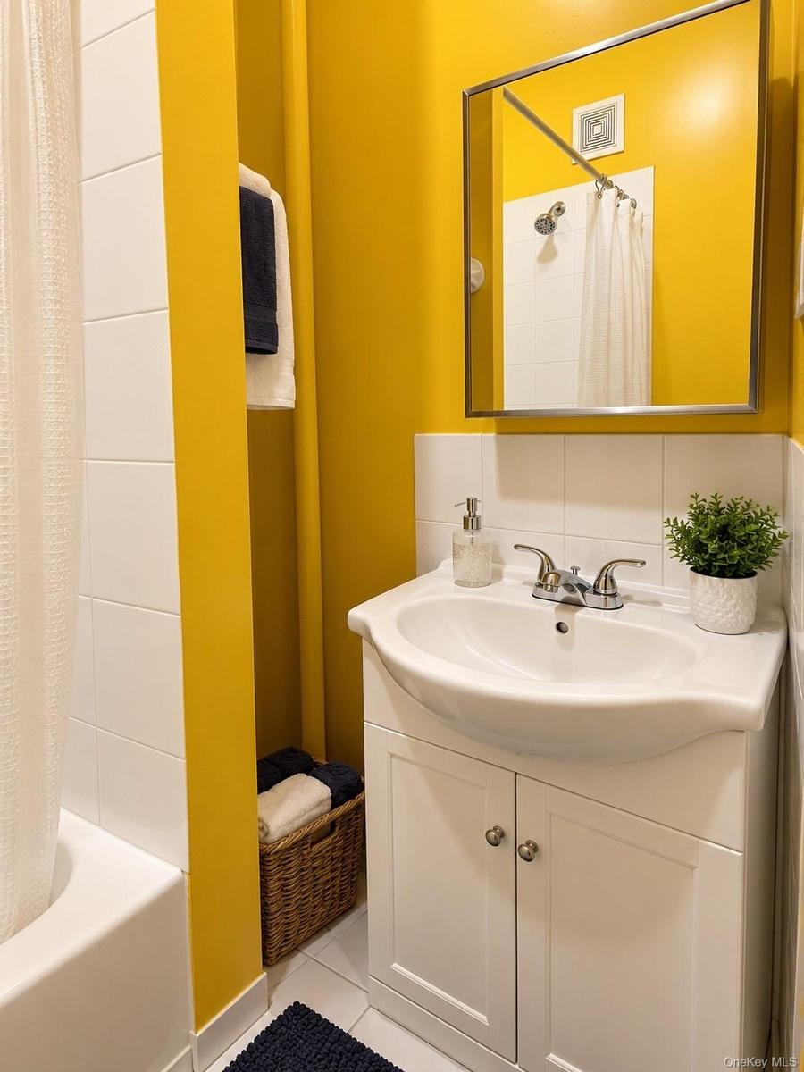 Upper level bathroom.