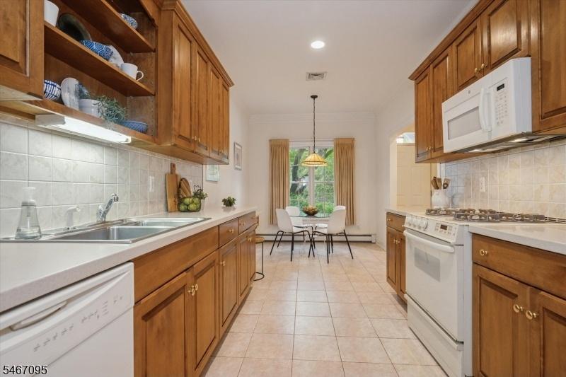 Eat-in kitchen