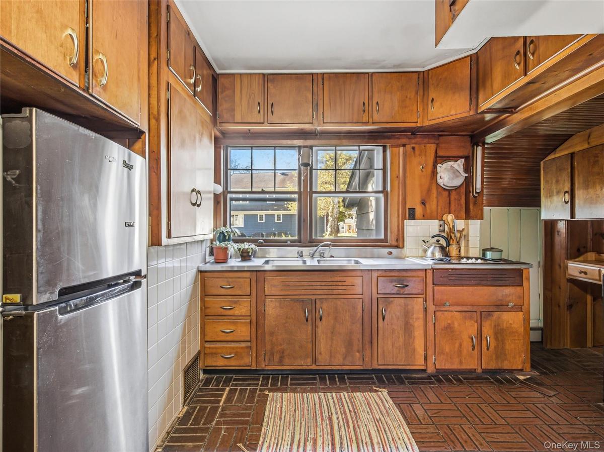 Original kitchen. Needs updating.