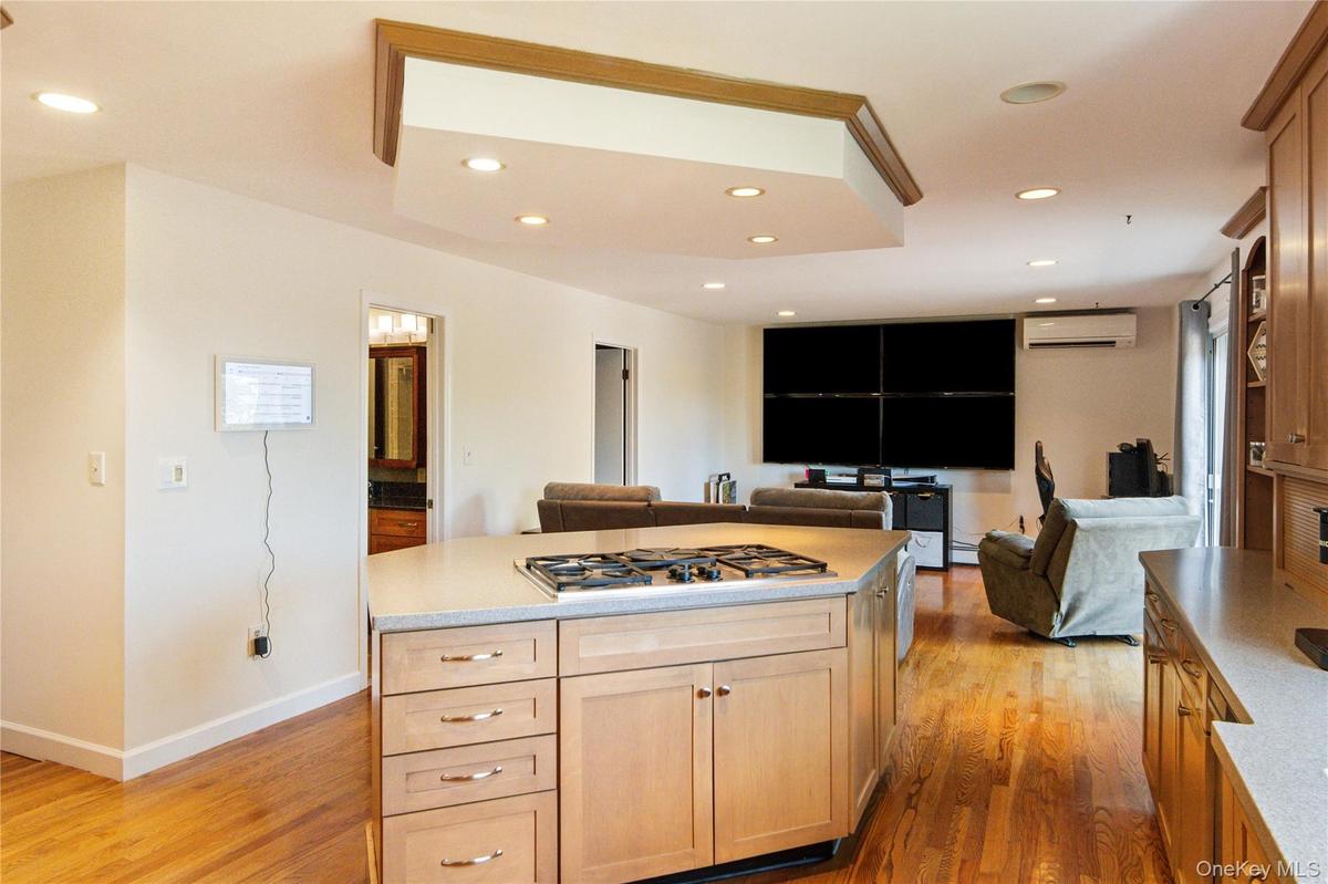 Center island with gas cooktop