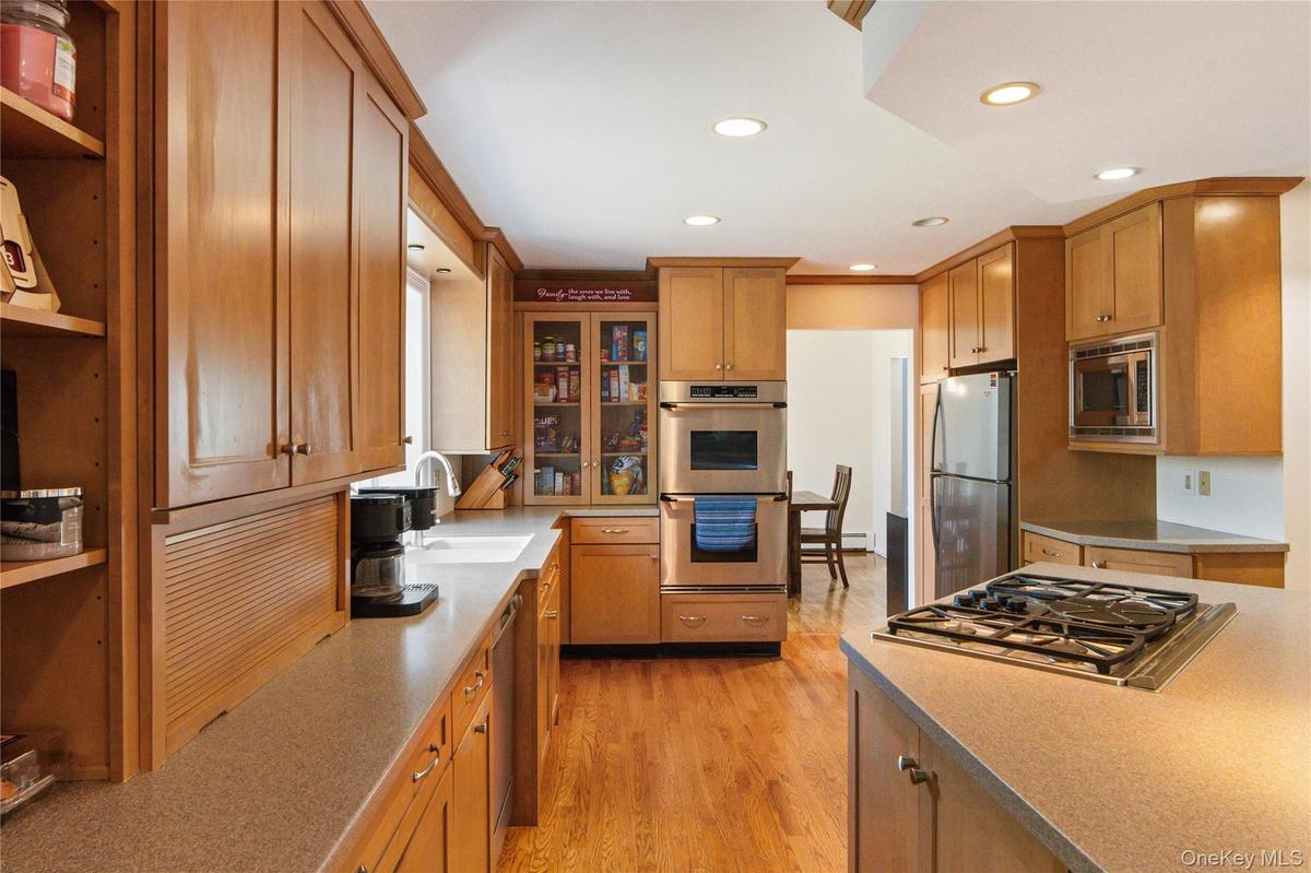 Double wall oven and lots of cabinets
