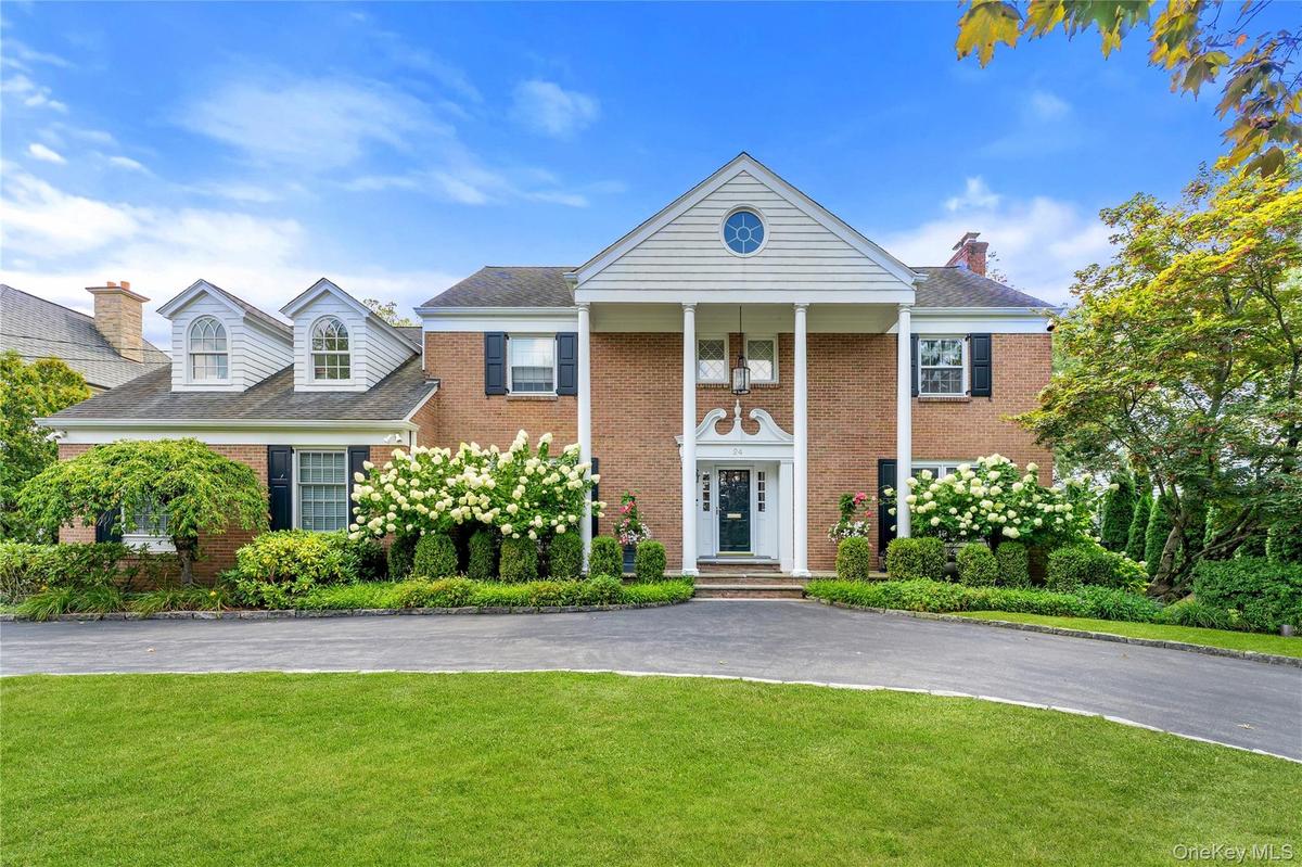 Heathcote Georgian Colonial set back on quiet cul-de-sac