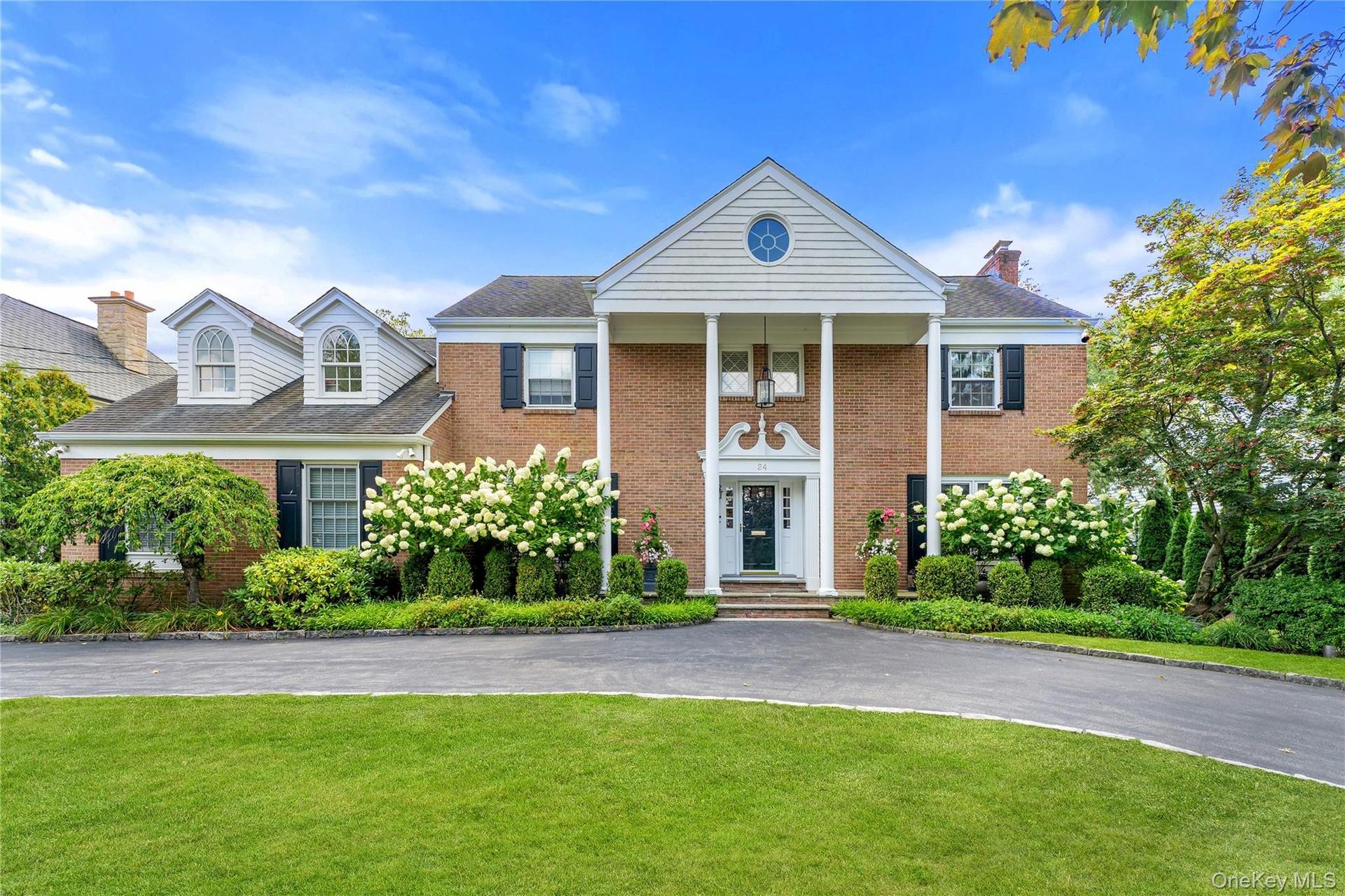 Heathcote Georgian Colonial set back on quiet cul-de-sac