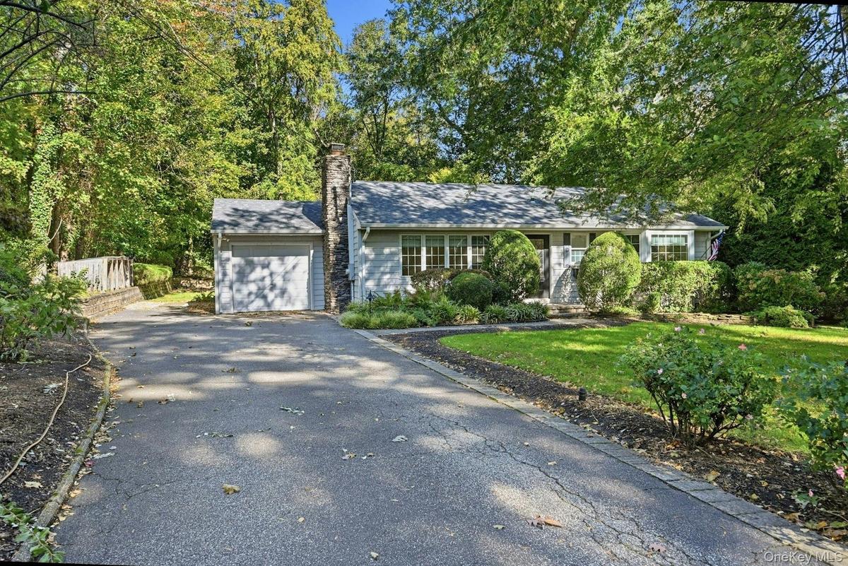 1 car garage that leads either into the kitchen or down to the bsmt.