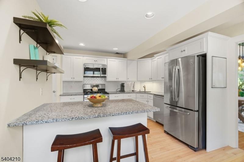 Kitchen w Breakfast Bar
