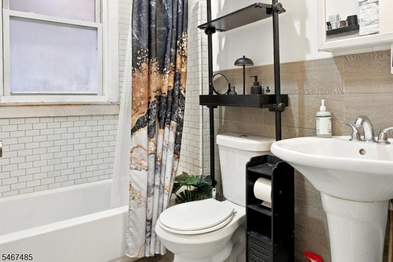 bathroom apt2