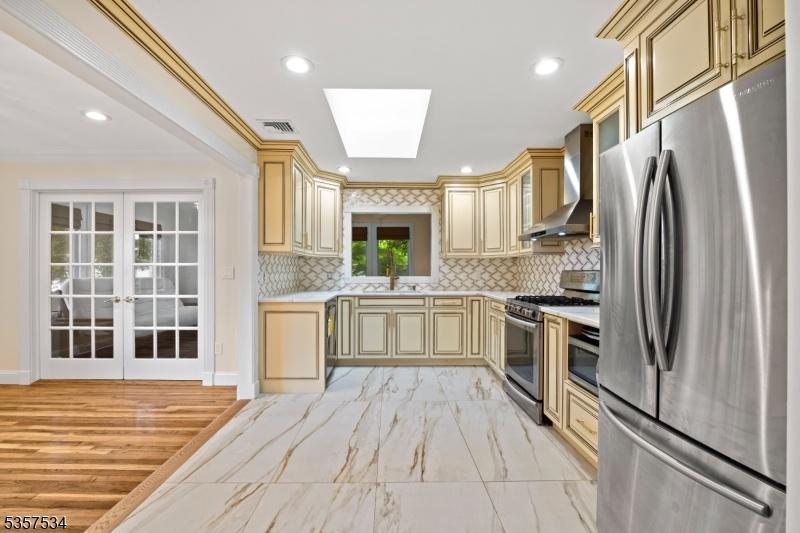 Eat-in-Kitchen