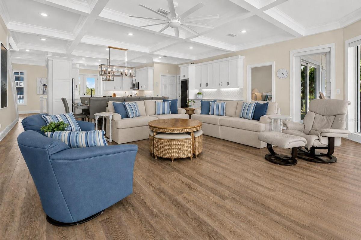 Large Family Room with Lots of Seating