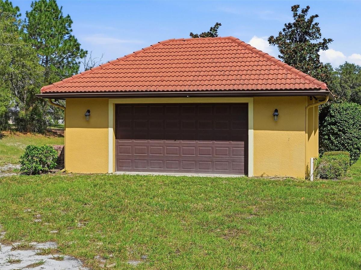 Detached (28x20 garage for extra storage!