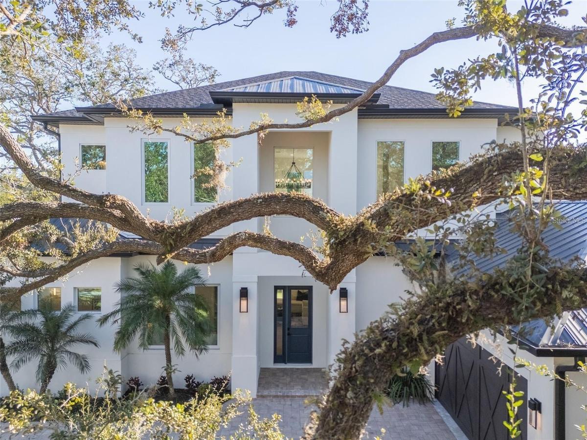 Beautiful Live Oak in the front yard, with an option to fence in the front yard.